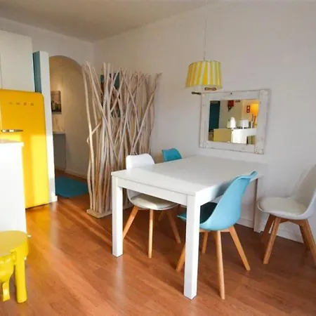 Yellow Submarine On The Seafront Apartament Silveira (Lisbon)